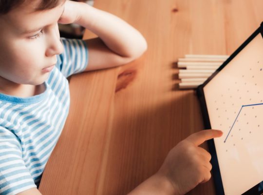 Et si l’école devenait plus interactive ? Les alternatives aux devoirs pour un CM1 épanoui